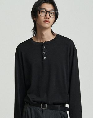 쓰리버튼 세미 오버핏 헨리넥 롱 슬리브 [블랙]