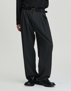 쓰리턱 세미 와이드 스트라이프 슬랙스 [다크 그레이]