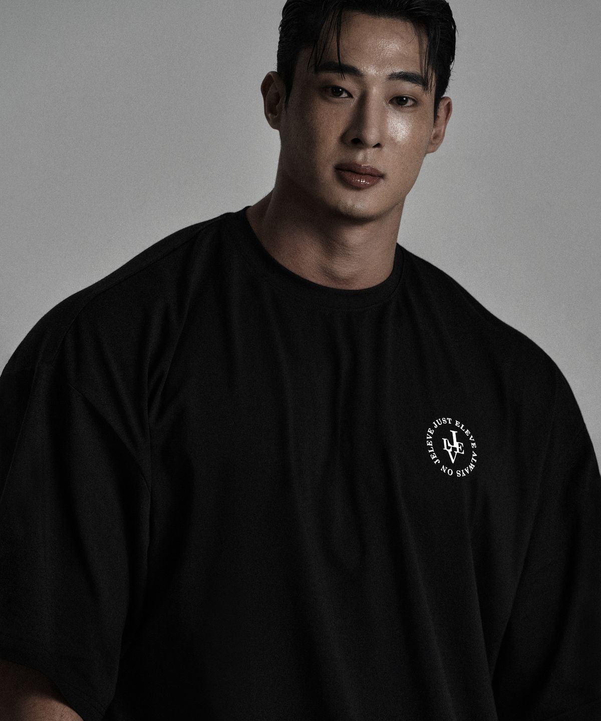 제이엘브(JELEVE) 스포티로고 오버핏 숏슬리브