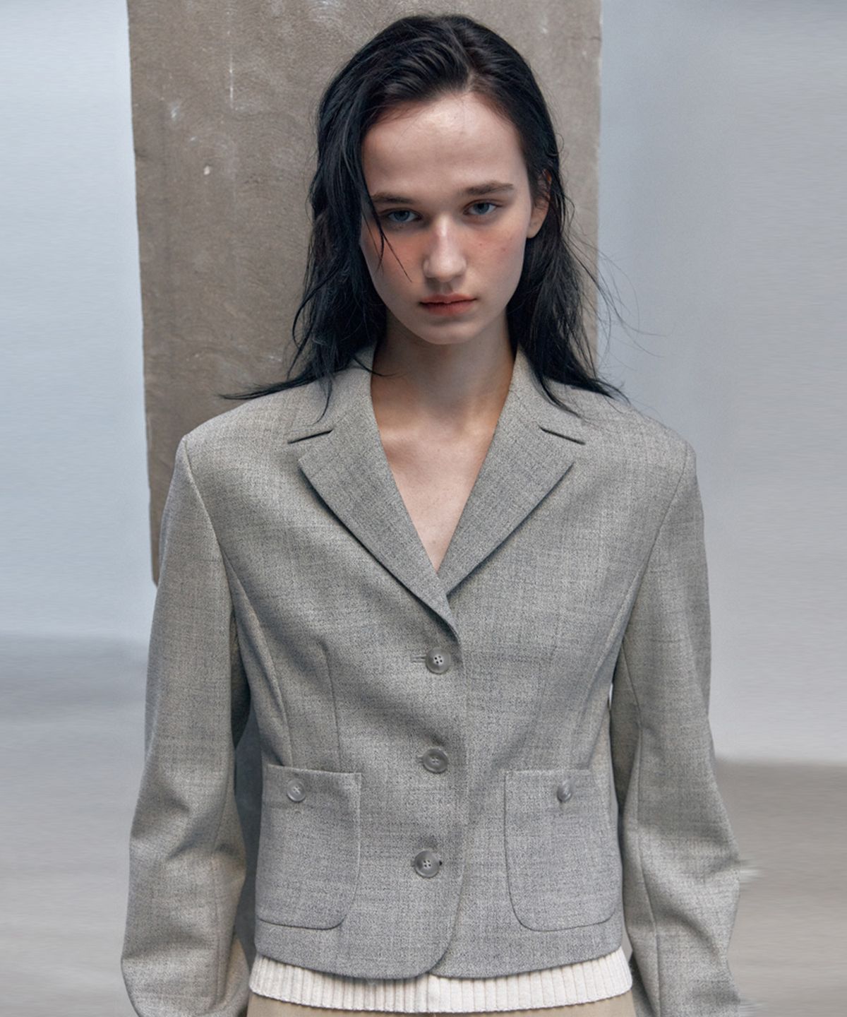 아바몰리(AVA MOLLI) Fitted 3Button Crop JK (GREY)