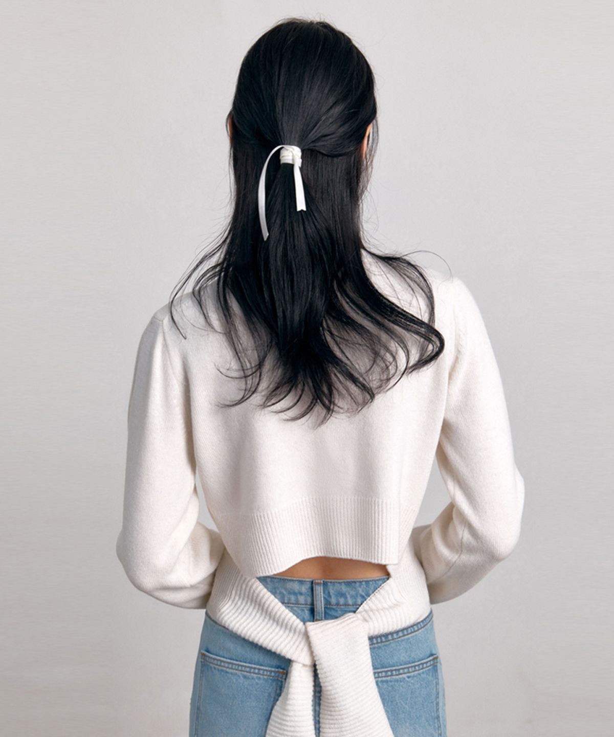 아바몰리(AVA MOLLI) BACK POINT TIE PULLOVER (IVORY)
