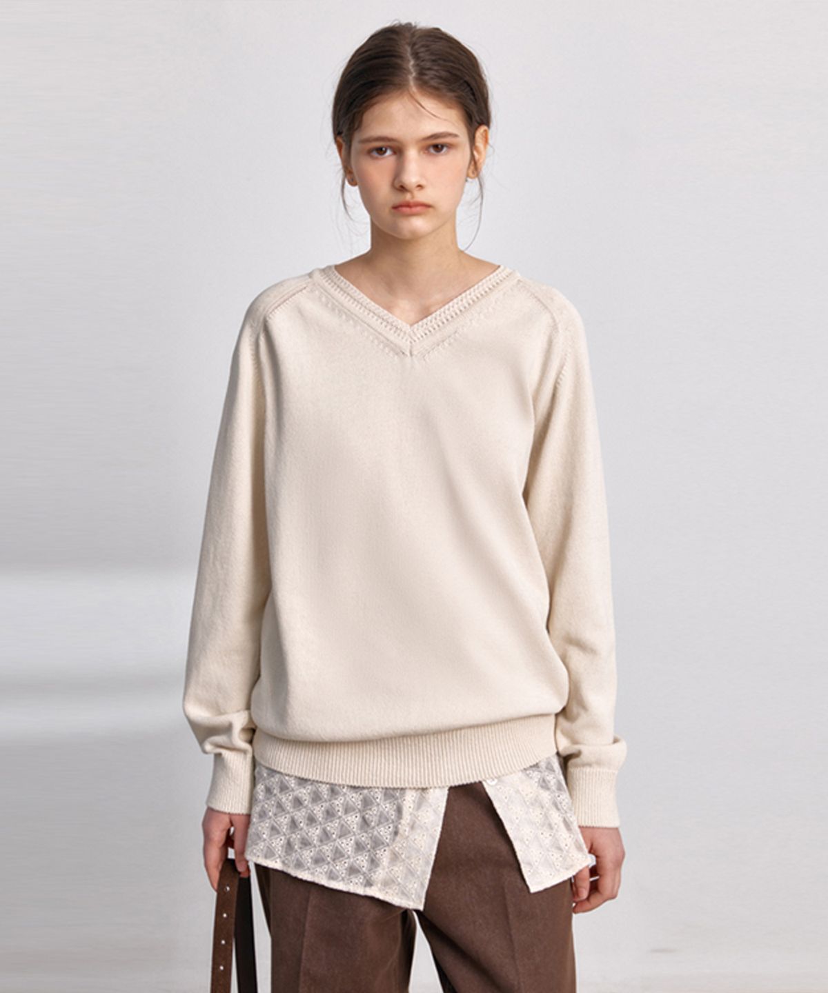 아바몰리(AVA MOLLI) CLASSIC V-NECK OVERFIT KN (L/BEIGE)