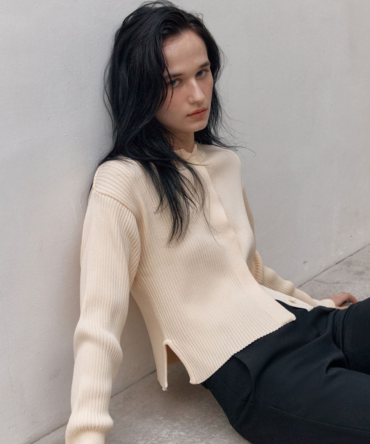 아바몰리(AVA MOLLI) RIBBED SLIM FIT CARDIGAN (L/BEIGE)