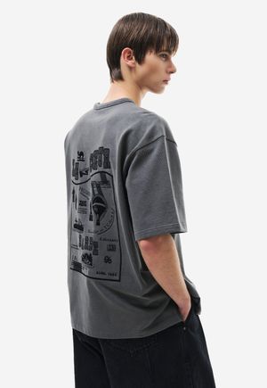 다다이즘 아트워크 티셔츠 그레이 ZH3TS321GY