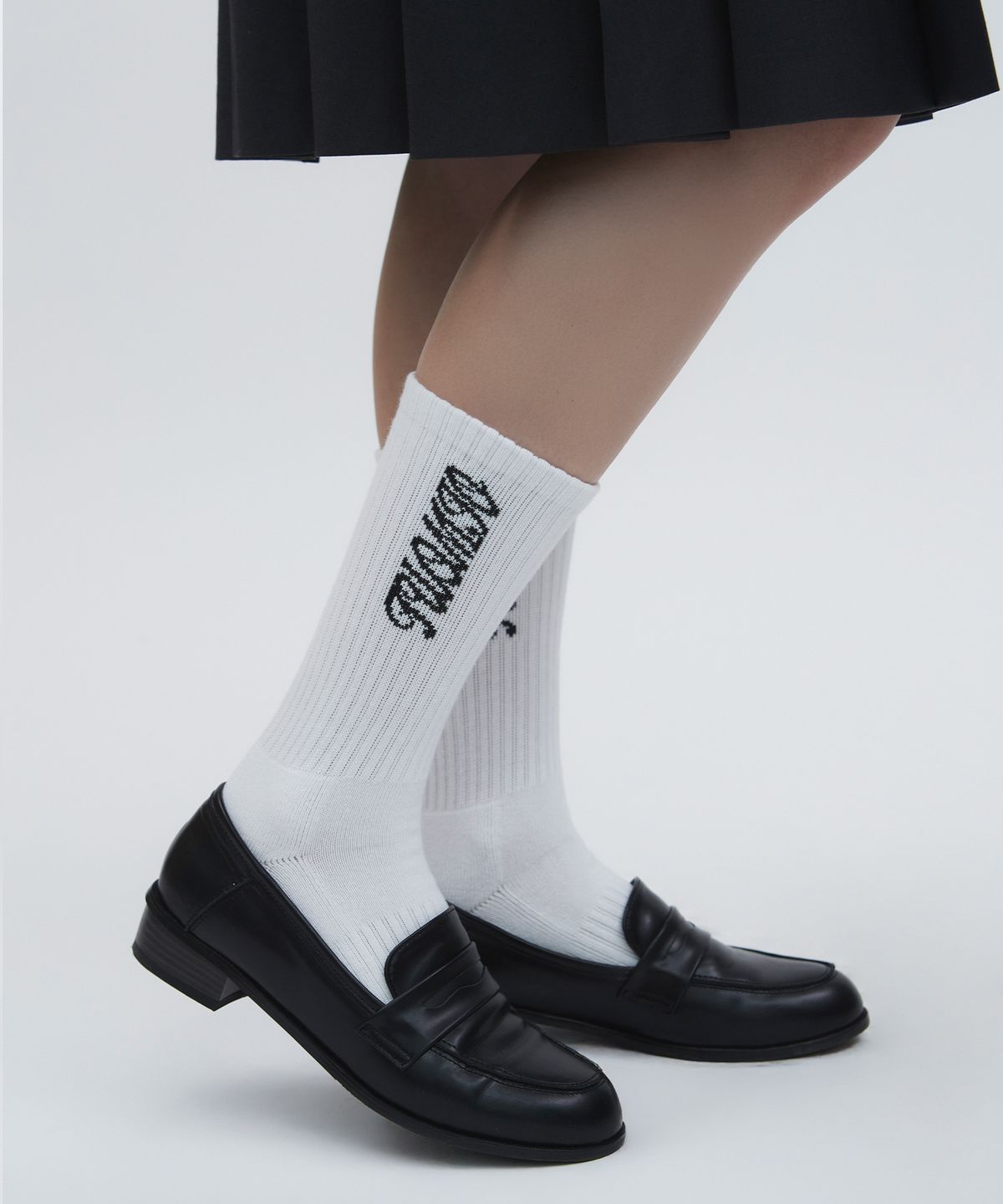 뚜오미오(TUOMIO) TM ESSENTIAL LOGO SOCKS [WHITE]