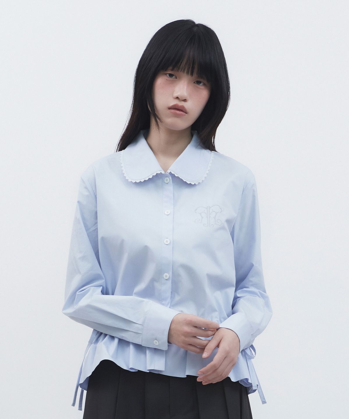 뚜오미오(TUOMIO) BIG COLLAR EMBLEM SHIRT [BABY BLUE]