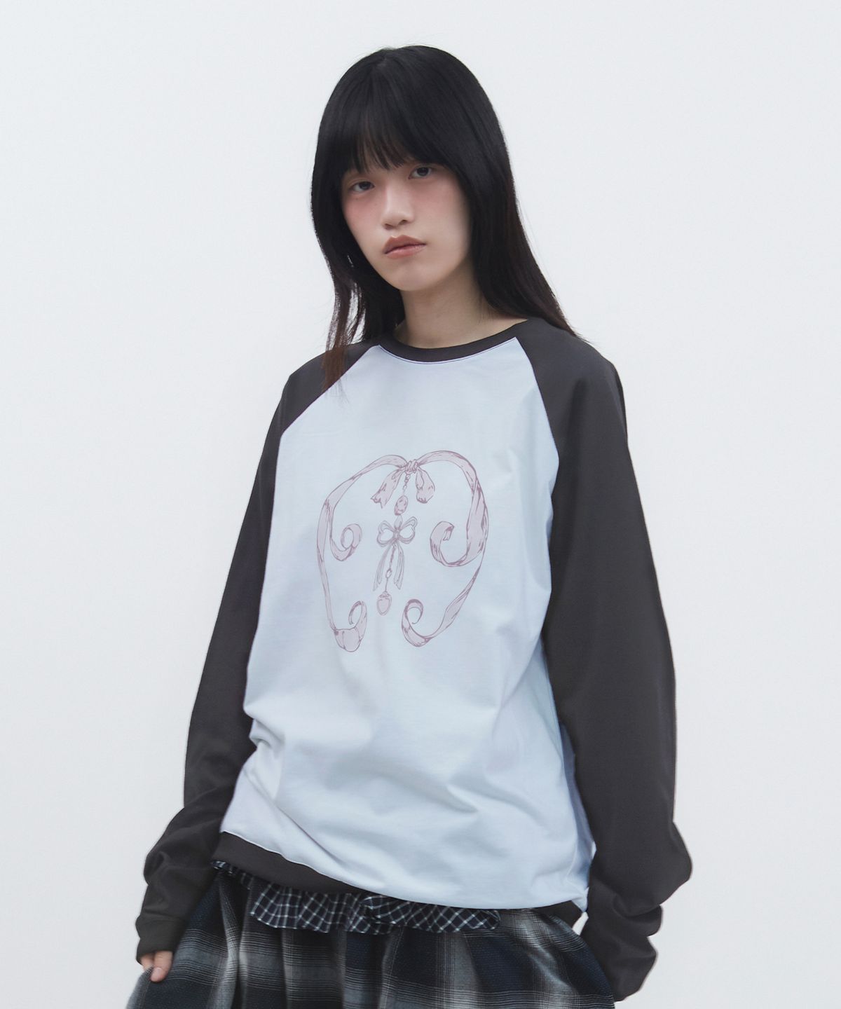 뚜오미오(TUOMIO) RIBBON GRAPHIC LONG SLEEVES [BABY BLUE]