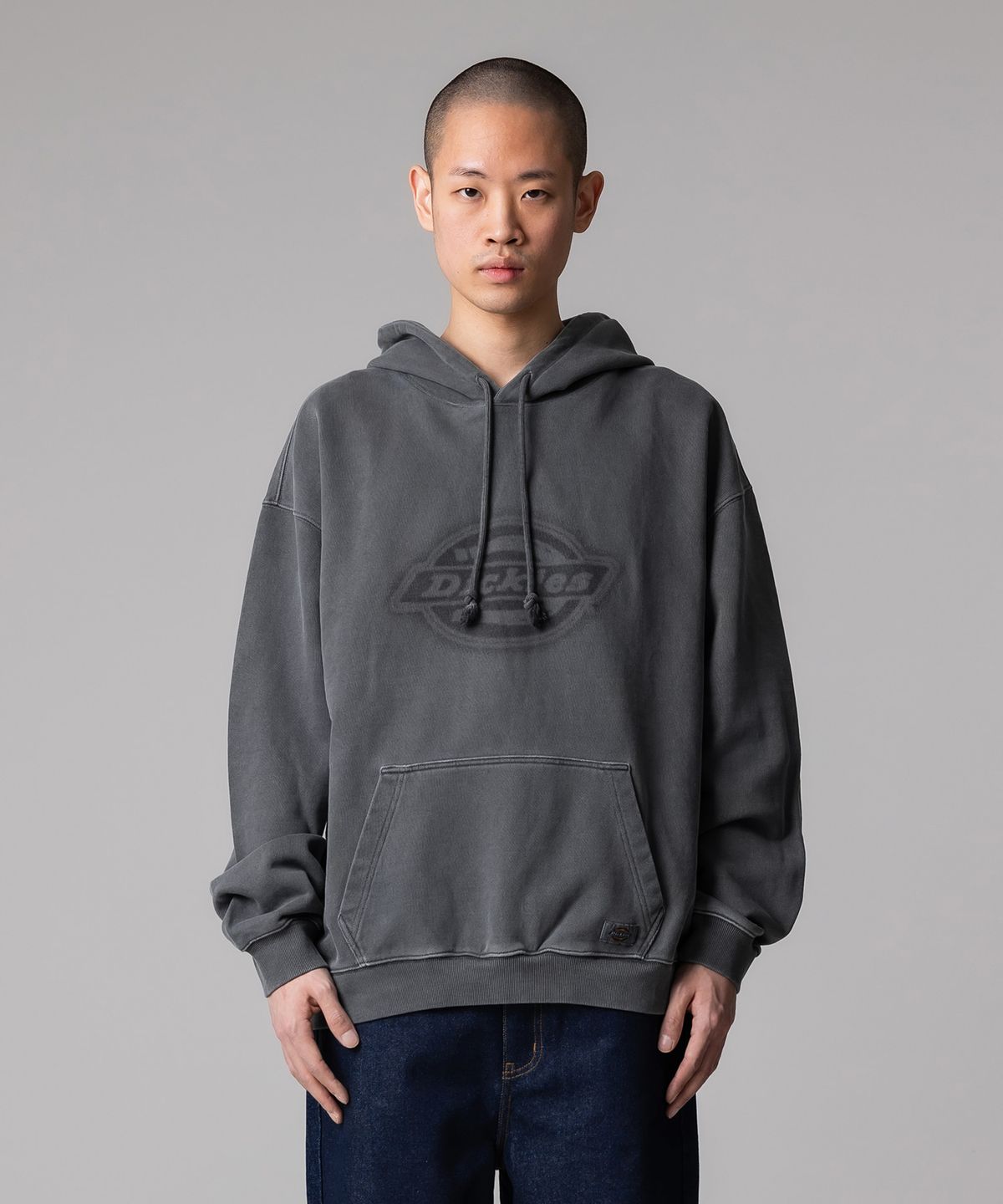 디키즈(DICKIES) 가먼트 다이드 모노 로고 후드 Charcoal