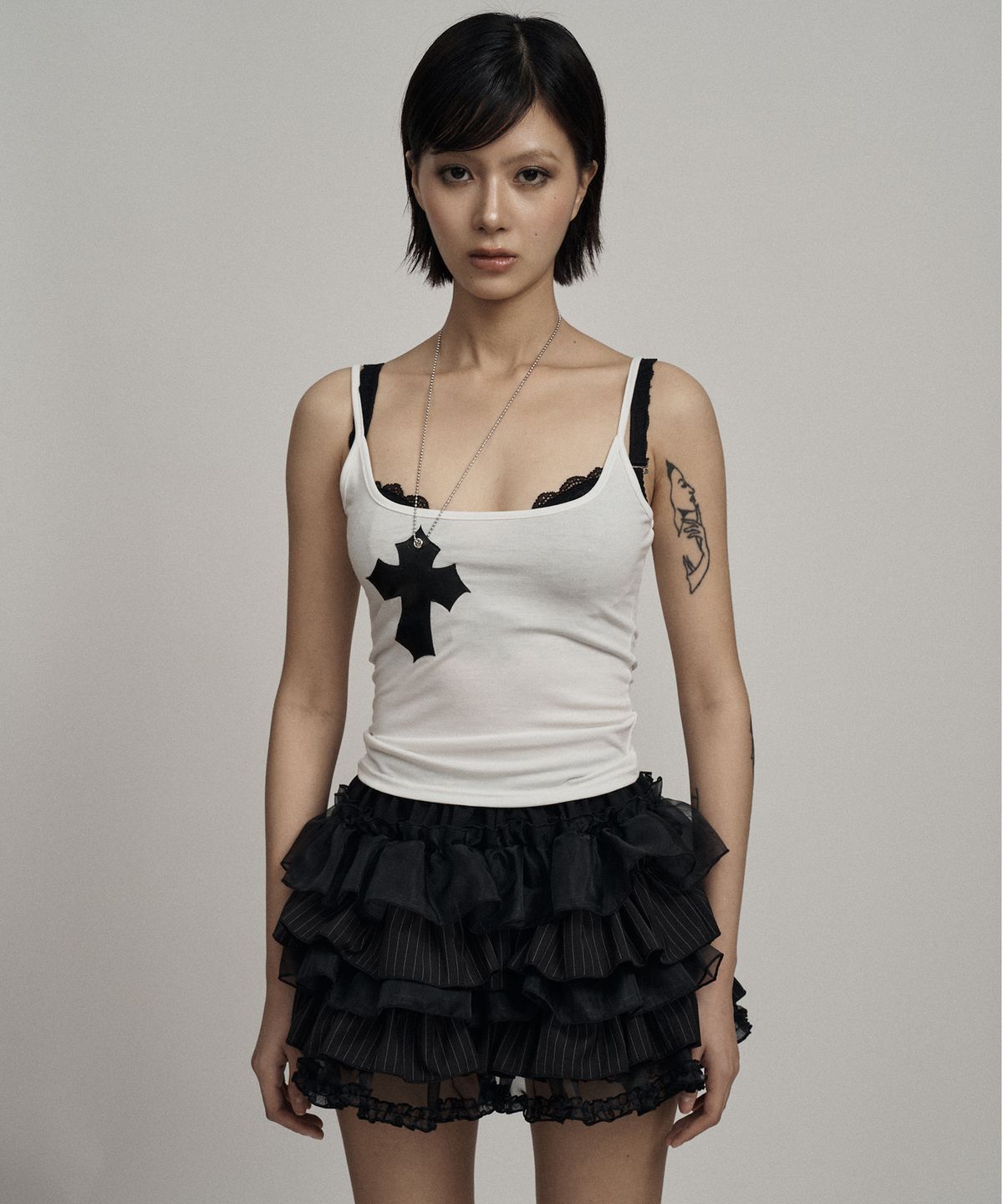 일리오(ILLIO) White faux leather cross necklace sleeveless