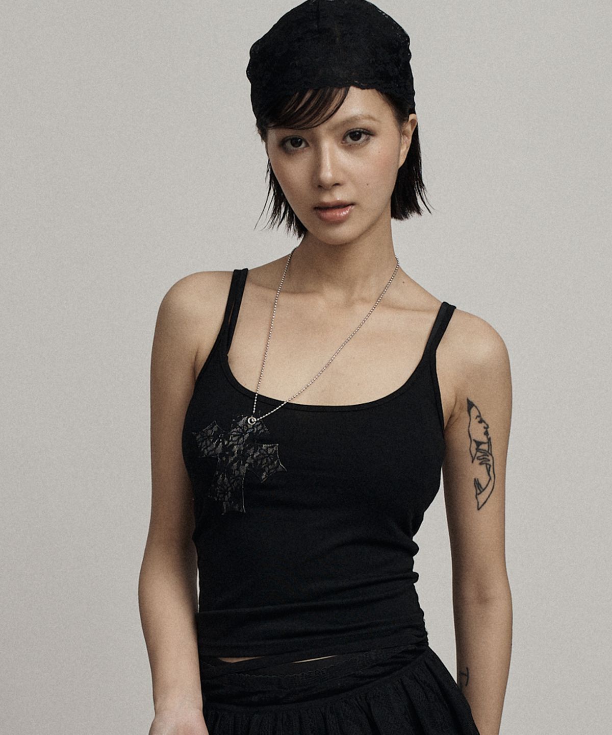 일리오(ILLIO) Black lace cross necklace sleeveless