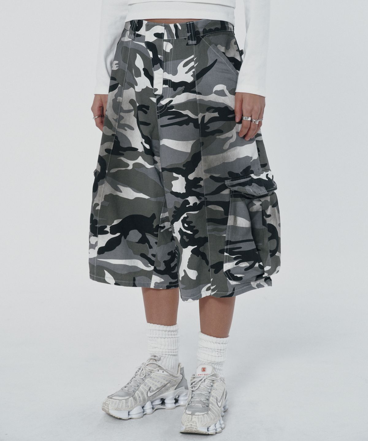 스웨이드(SUADE) WIDE CARGO SHORTS [WHITE CAMO]