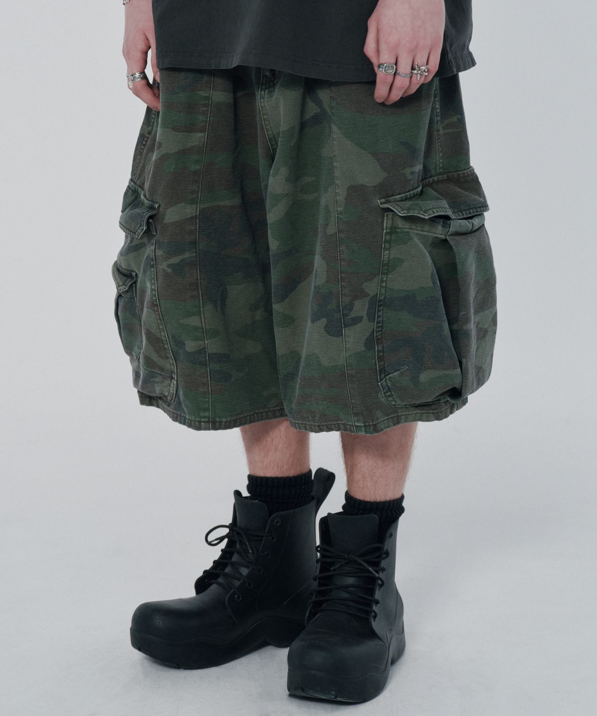 스웨이드(SUADE) WIDE CARGO SHORTS [GREEN CAMO]