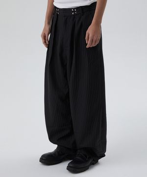TWO TUCK STRIPE SLACKS [BLACK]