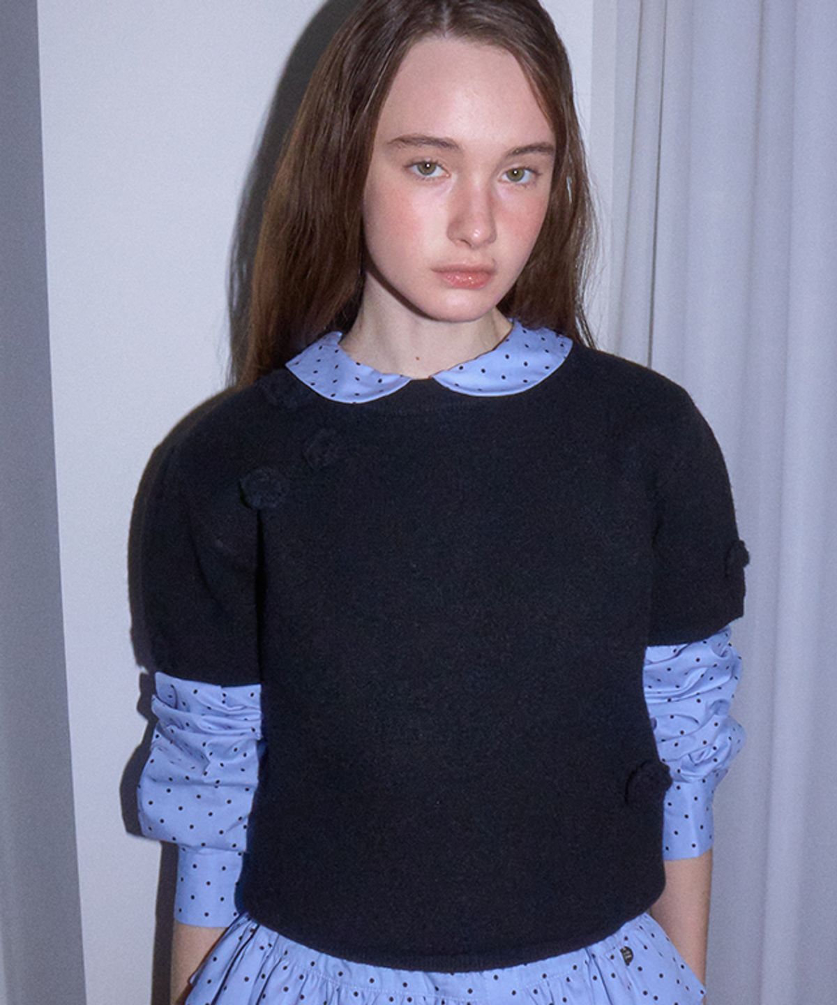 론론(RONRON) HANDMADE FLOWER SHORT SLEEVE KNIT BLACK
