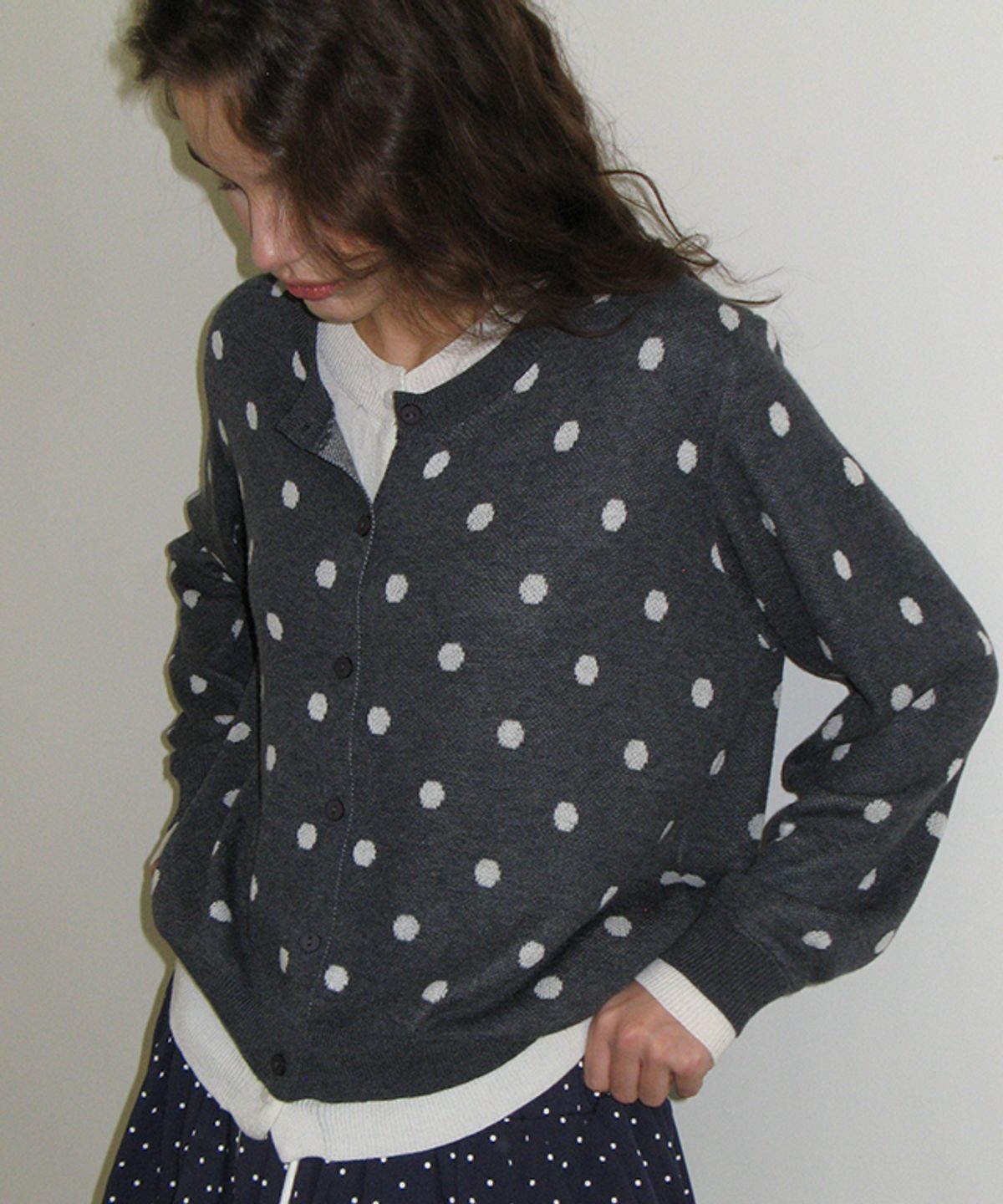 론론(RONRON) DOT PATTERN LAYERED KNIT CARDIGAN CHARCOAL WHITE