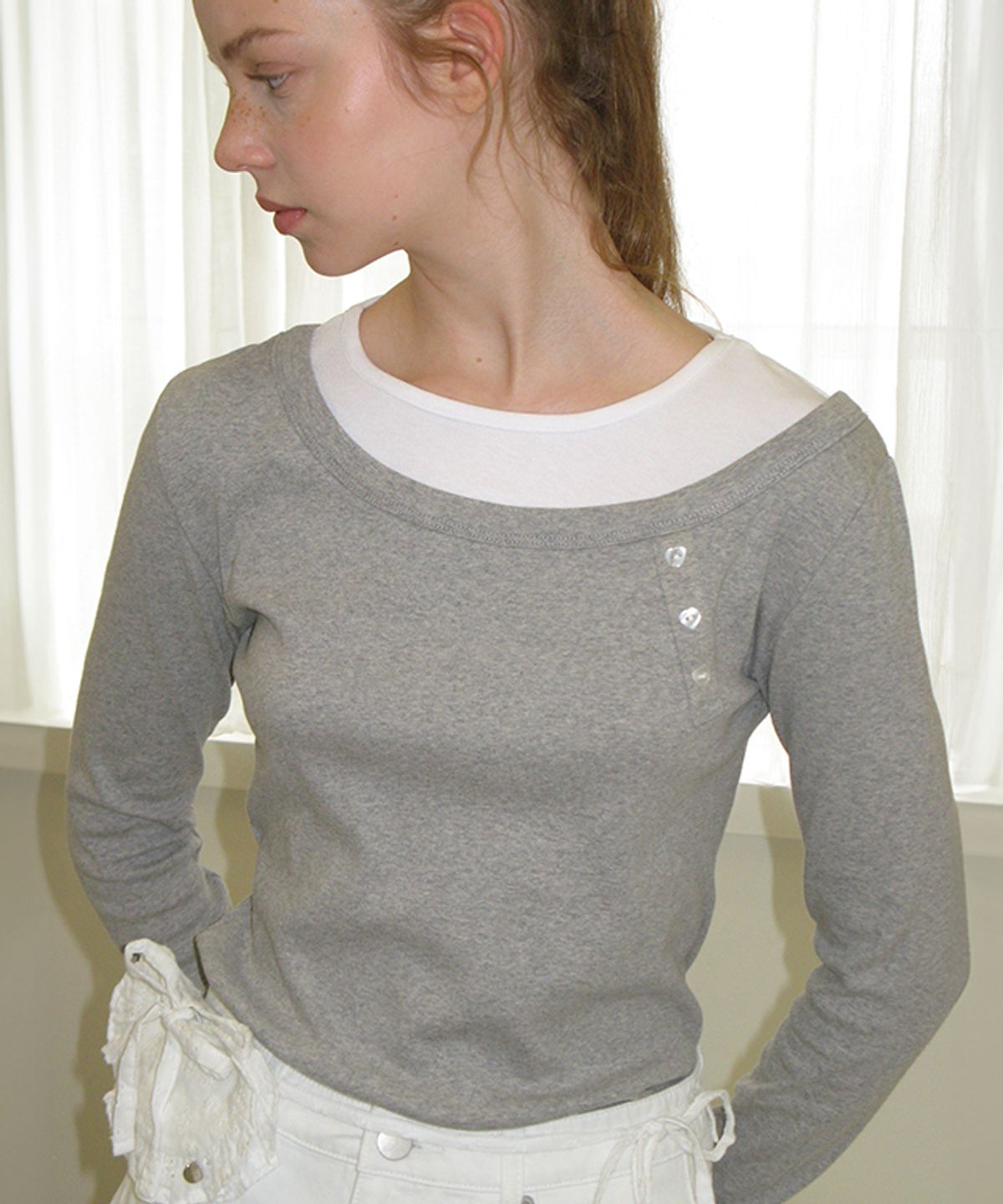 론론(RONRON) UNBALANCE HEART BUTTON LAYERED T SHIRT GREY