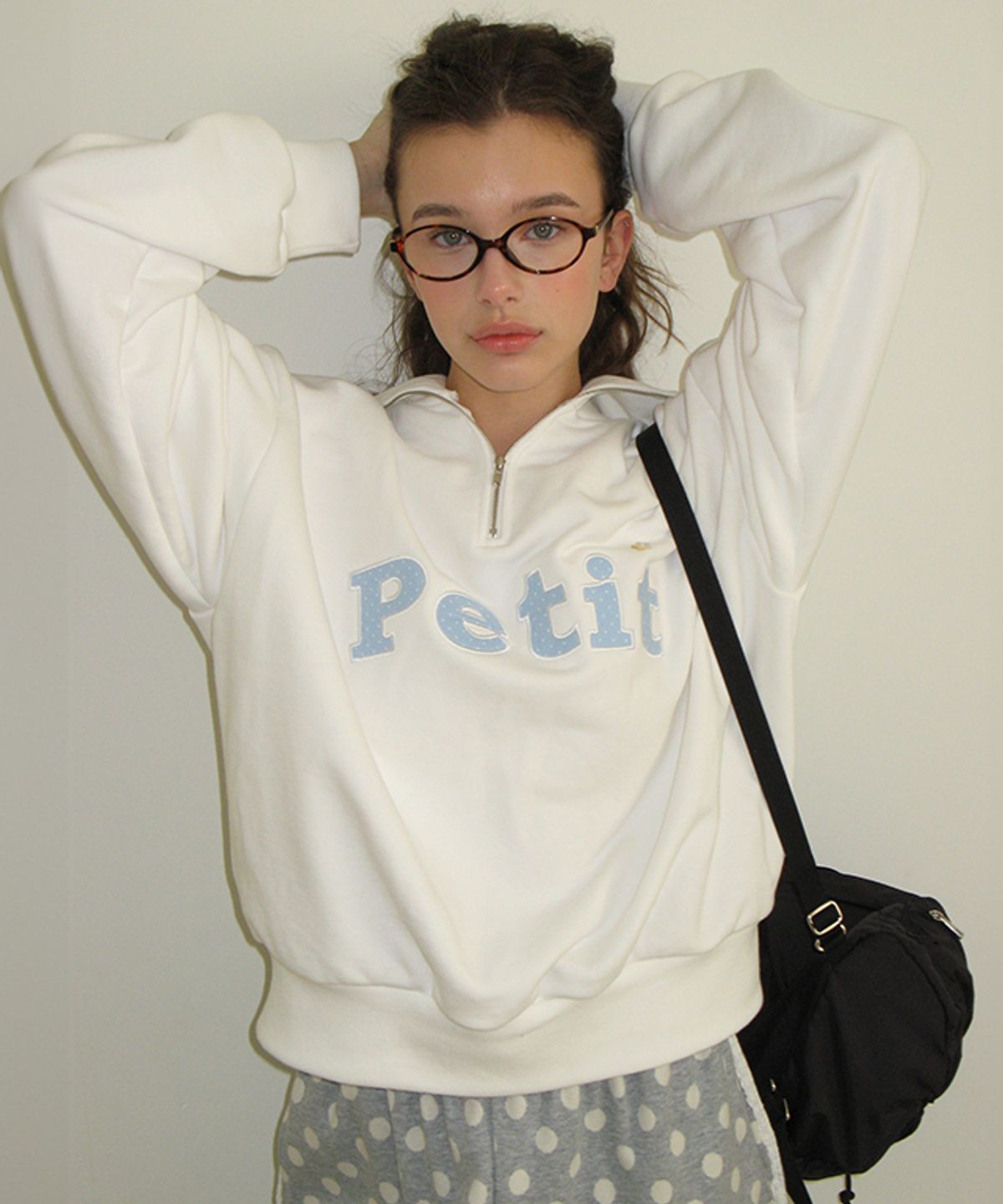 론론(RONRON) STAR BUTTON PETIT APPLIQUE HALF ZIP UP SWEATSHIRTS WHITE