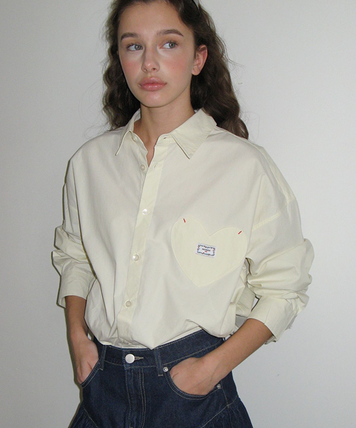론론(RONRON) STITCH HEART POCKET OVER FIT SHIRT BUTTER