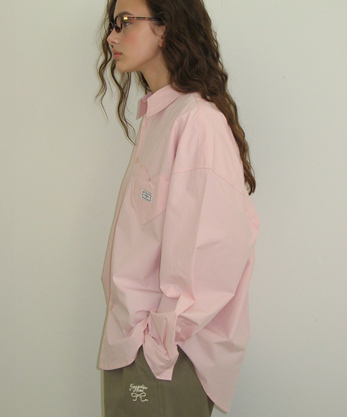 론론(RONRON) STITCH HEART POCKET OVER FIT SHIRT SOFT PINK