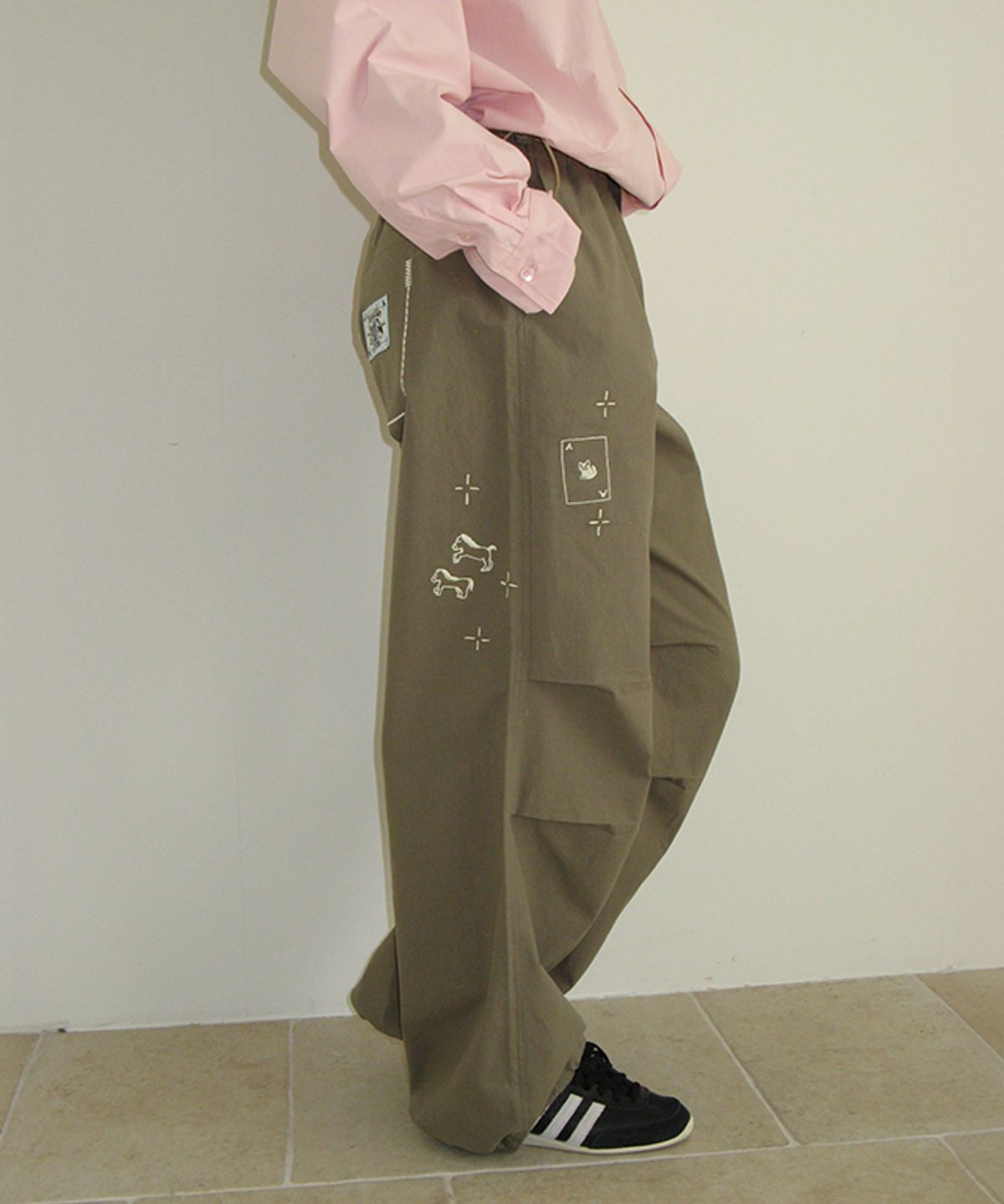 론론(RONRON) DRAWING STITCH PARACHUTE PANTS KHAKI