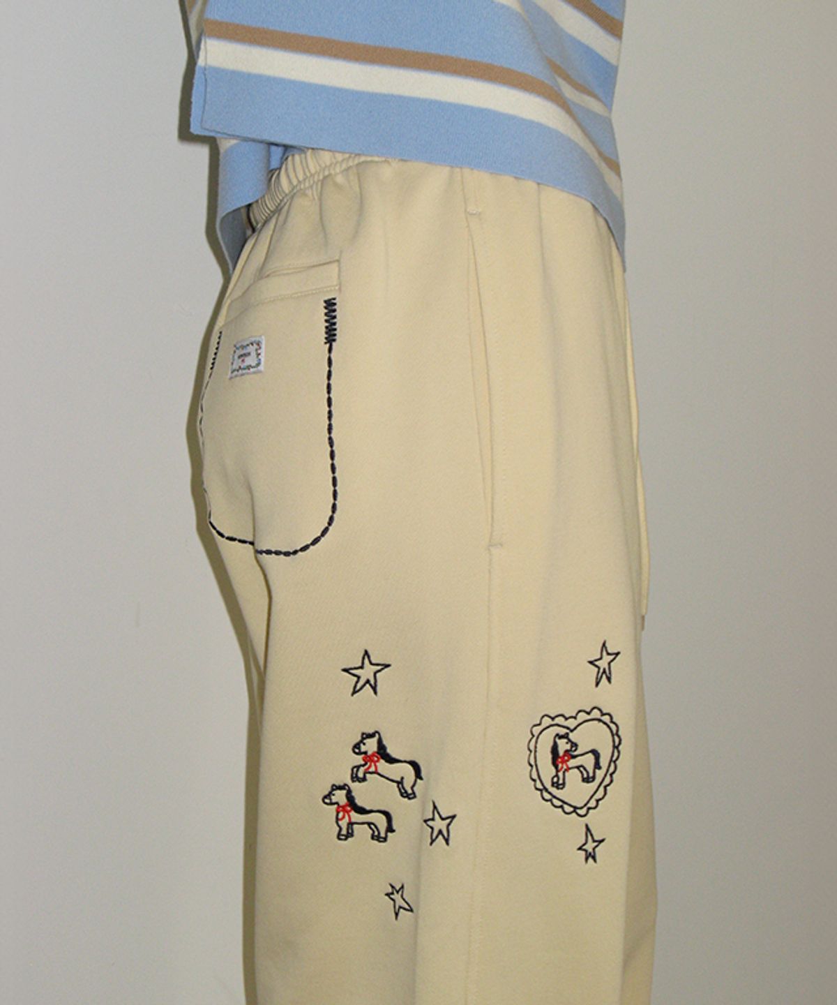 론론(RONRON) DRAWING PONY STITCH SWEAT JOGGER PANTS SOFT YELLOW