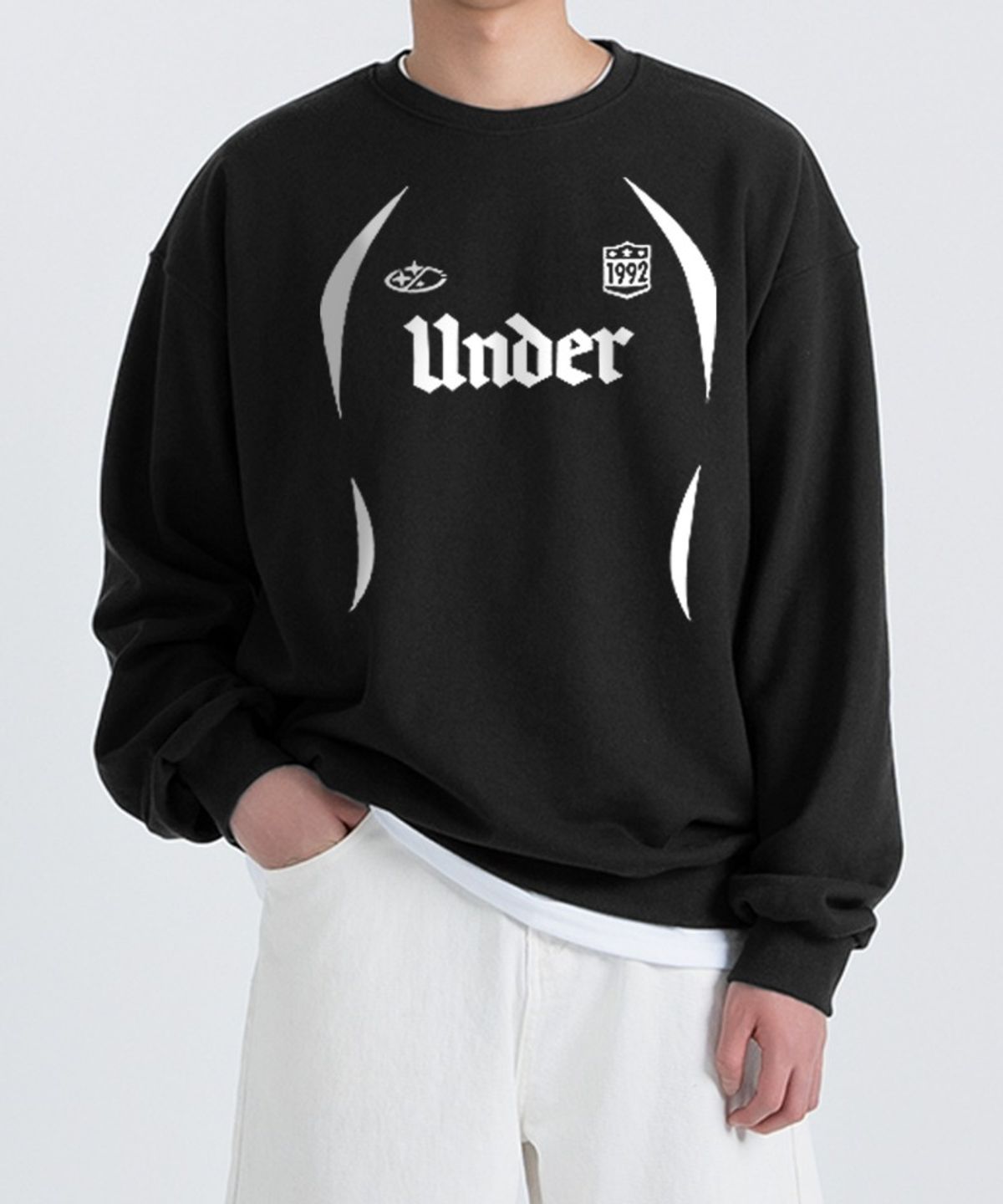 언더오프(UNDEROFF) 오버핏 맨투맨 스웨트 스포티 유니폼로고 블랙