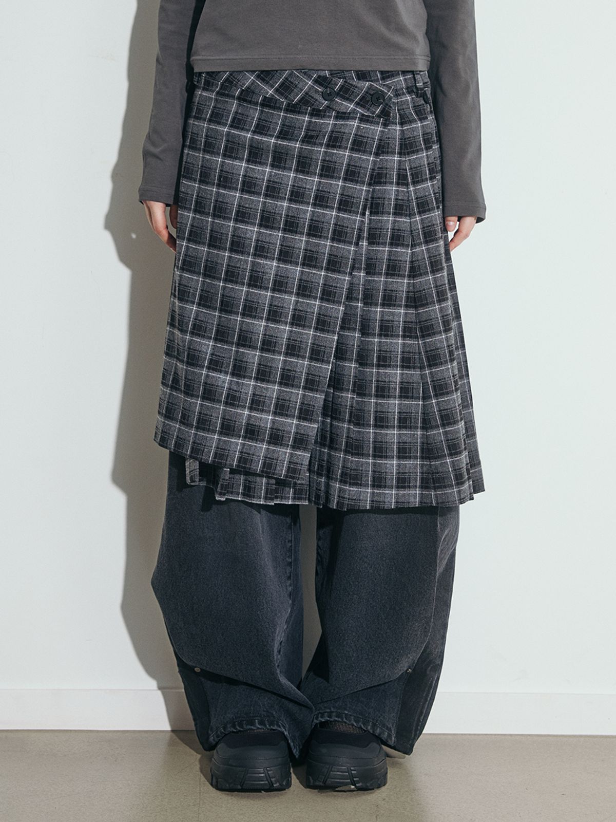 오피쉬(OAFISH) LAYERED CHECK PLEATS WRAP SKIRT, BLACK