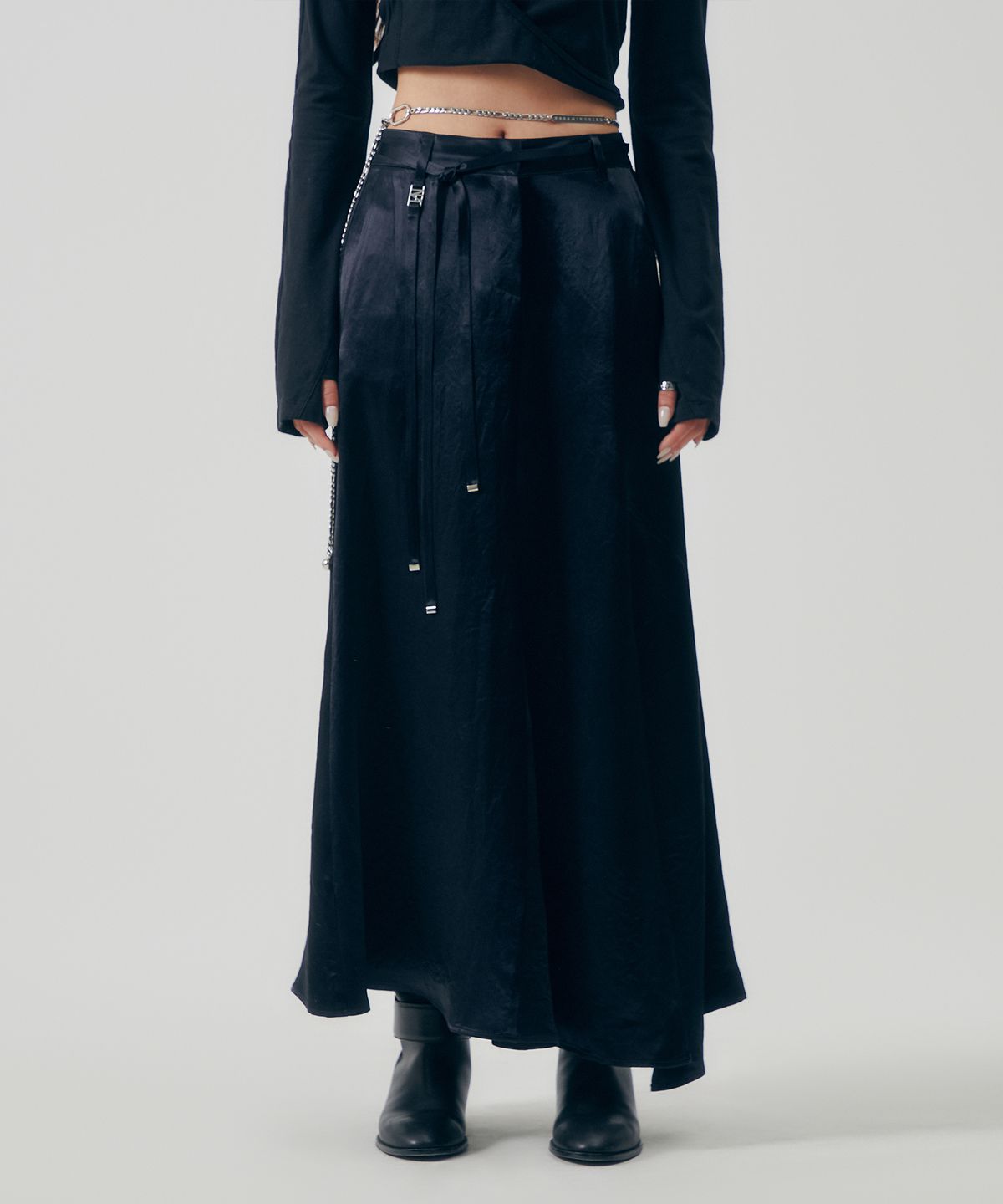 트리밍버드(TREEMINGBIRD) Soft Drape Satin Skirt [ Black ]