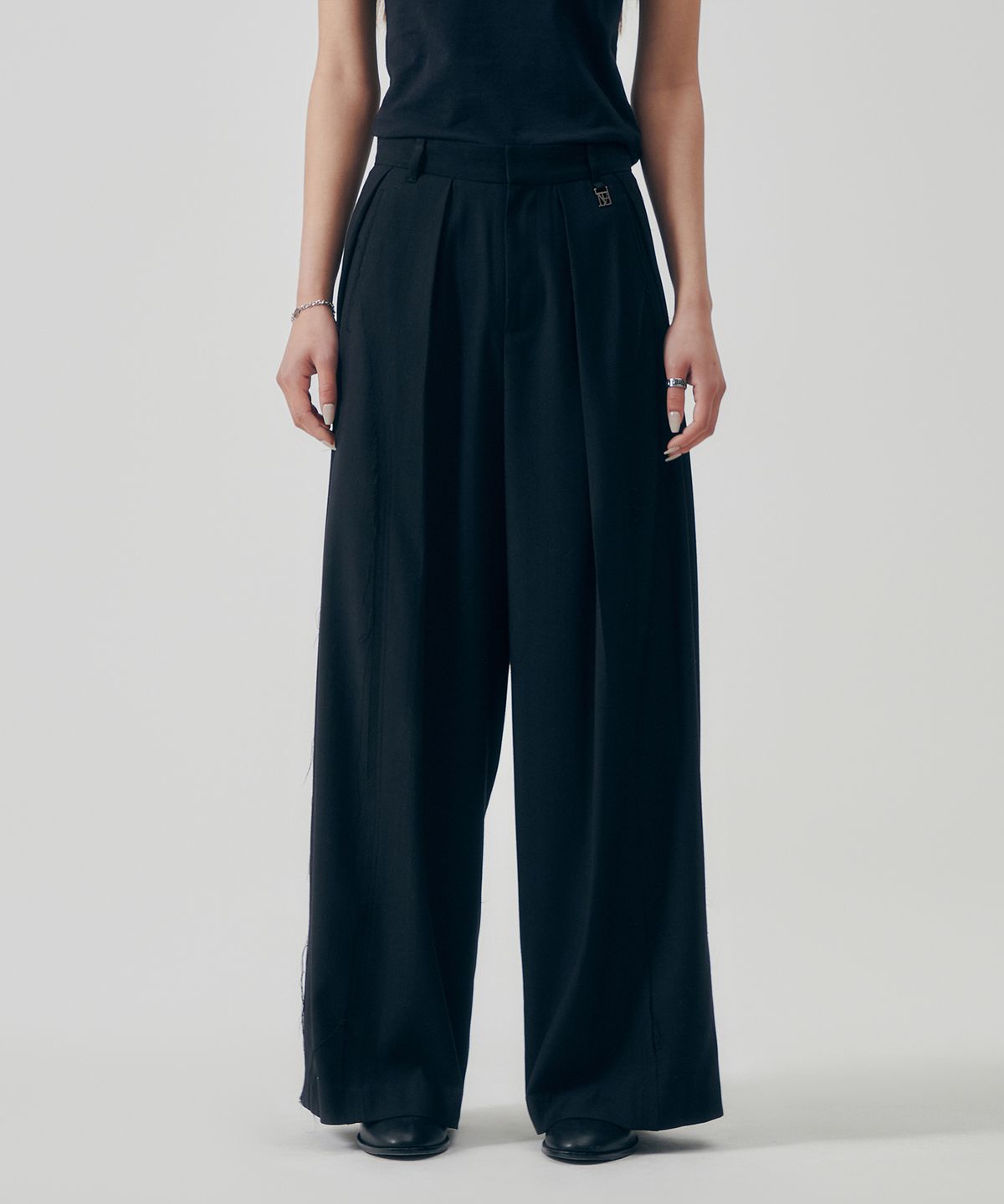 트리밍버드(TREEMINGBIRD) Raw Cut Incision Set-up Slacks [ Black ]