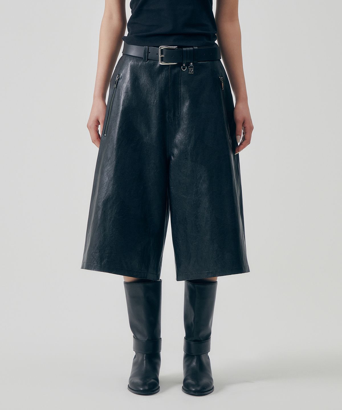 트리밍버드(TREEMINGBIRD) Distressed Leather Set-up Shorts [ Black ]