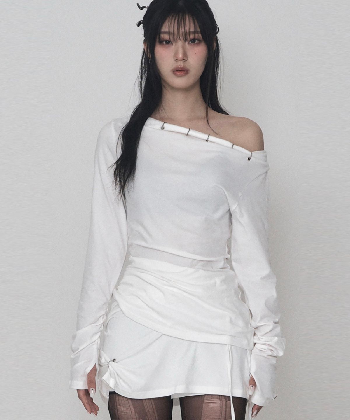 에트오소메(ETRE AU SOMMET) 피어싱 드레이프 셋업 롱 슬리브 (아이보리)