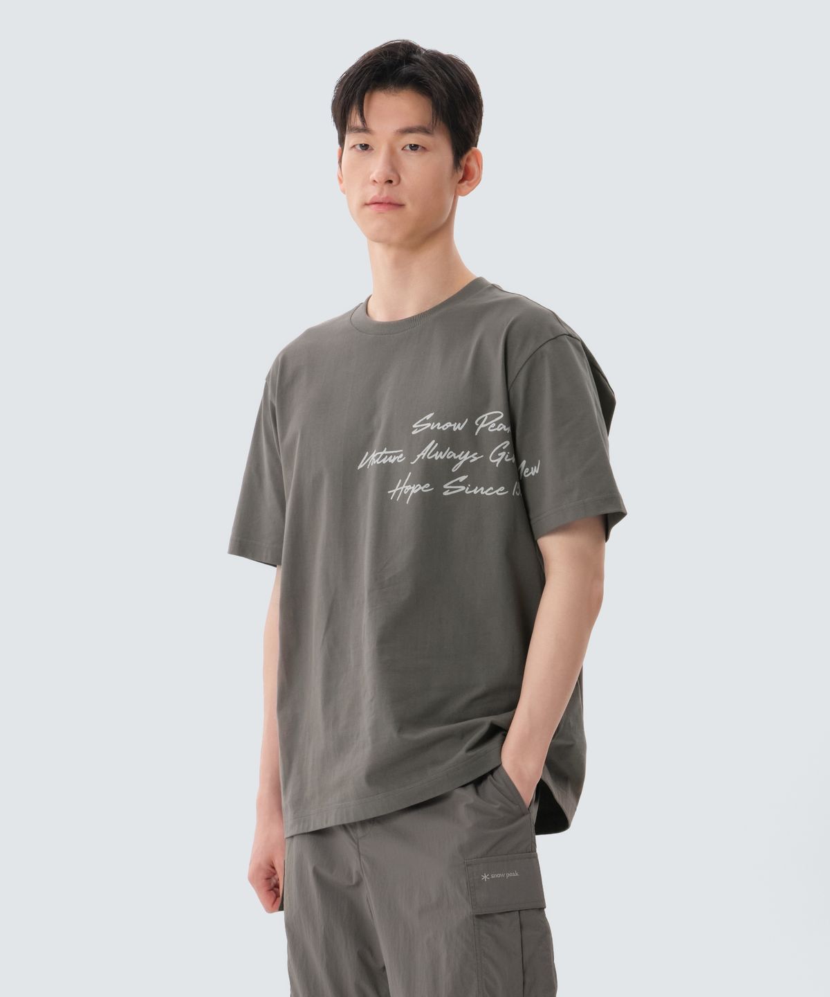 스노우피크 어패럴(SNOWPEAK APPAREL) 코튼 레터링 반팔 티셔츠 (S25MMFTS64) Dark Khaki