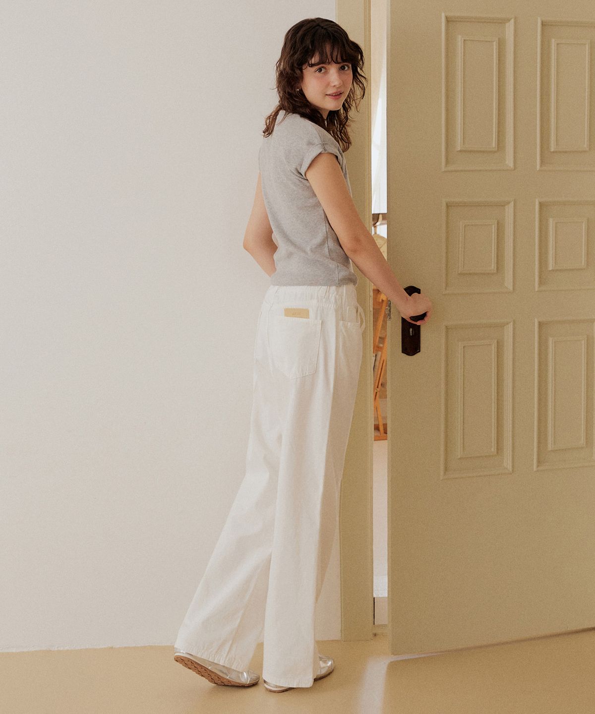 어다울(ADAUL) Back label natural banding wide pants - white