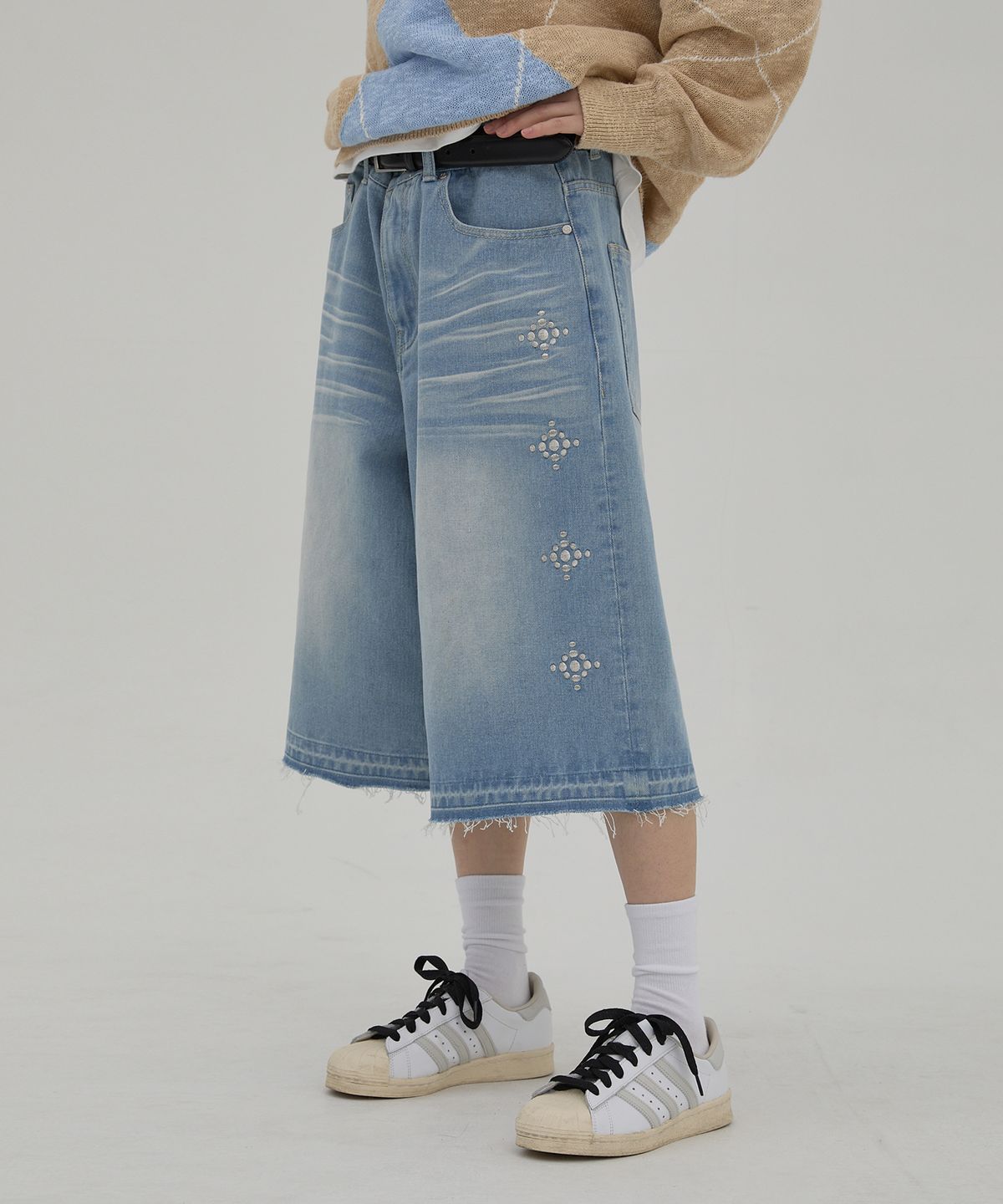 와이케이(WAIKEI) 웨스턴 스터드 버뮤다 데님 팬츠 라이트블루