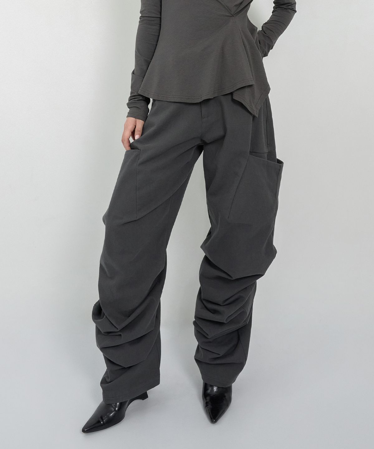 나체(NACHE) PINTUCK WIDE PANTS (UNISEX) CHARCOAL
