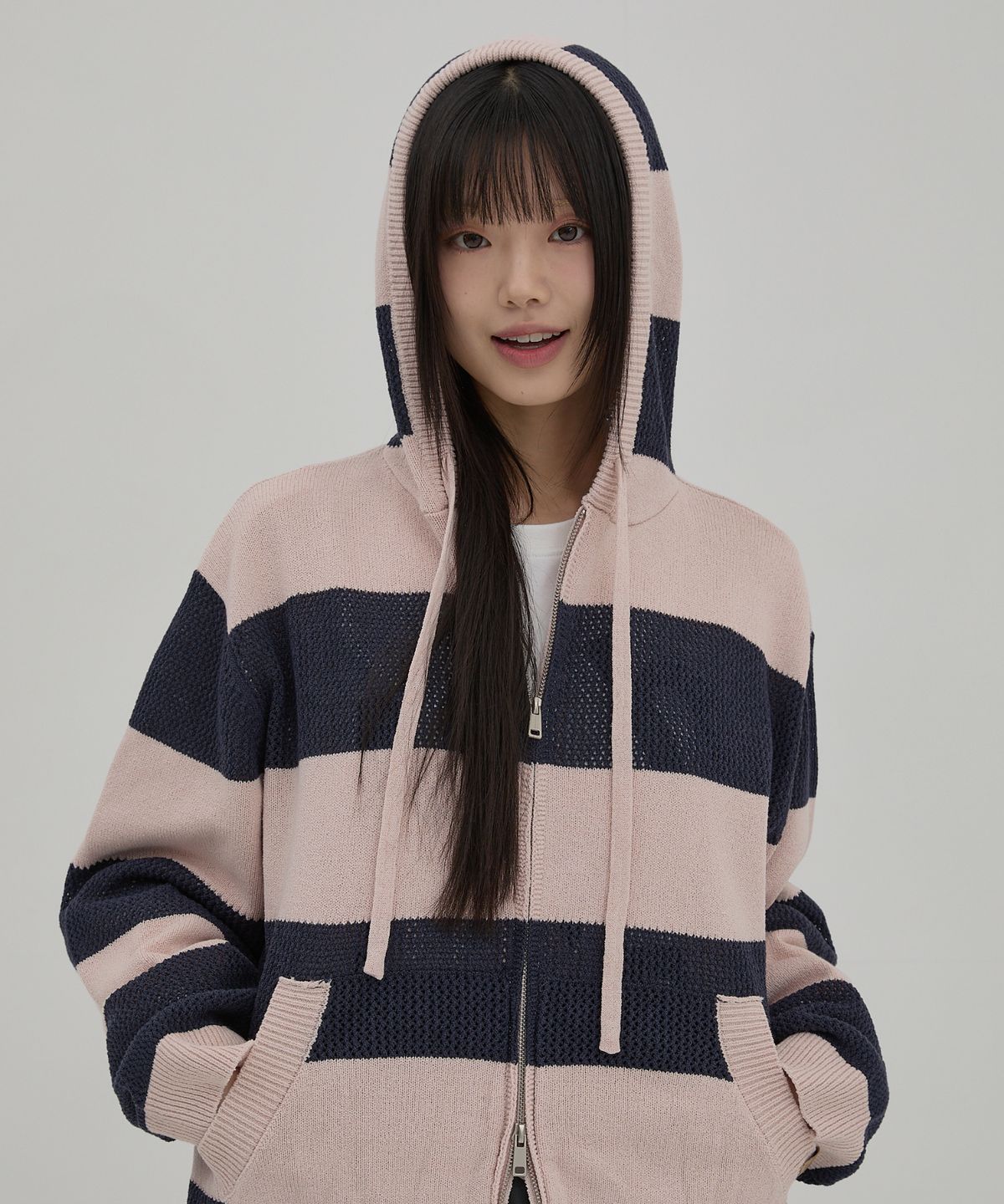 와이케이(WAIKEI) 스트라이프 스카시 후드 니트 집업 네이비
