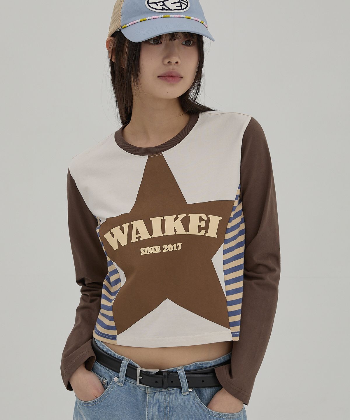 와이케이(WAIKEI) (우먼) 스타 위드 스트라이프 티셔츠 브라운