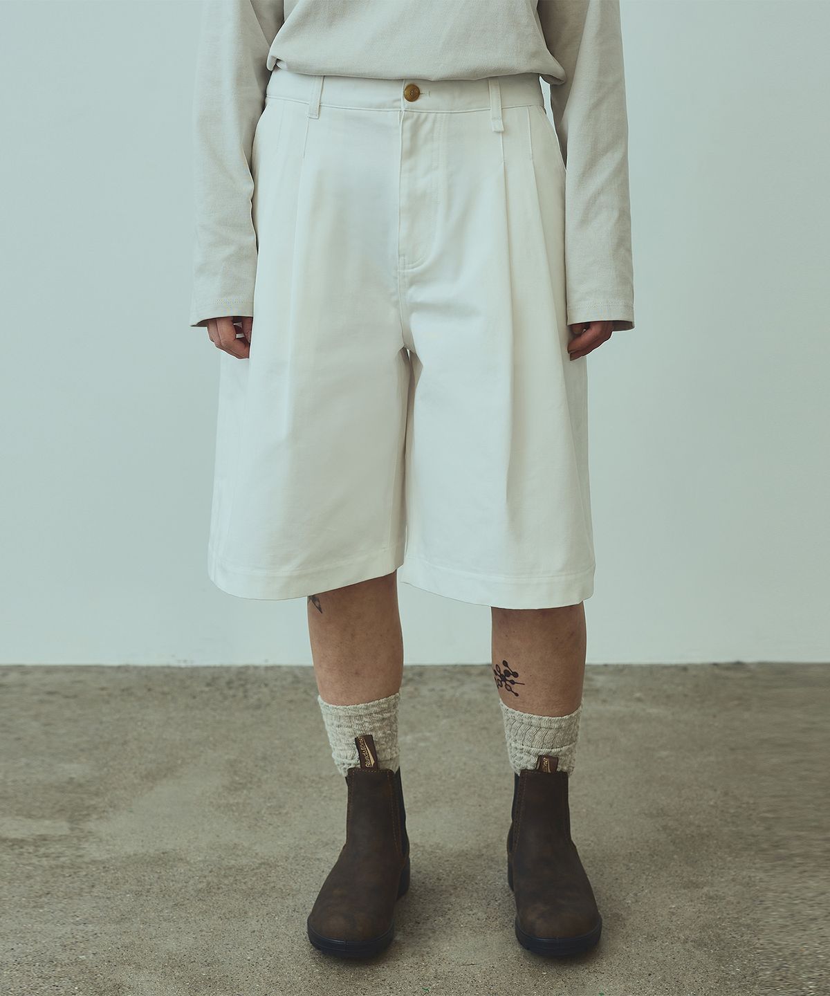 유니폼브릿지(UNIFORM BRIDGE) two tuck bermuda shorts(womens) white