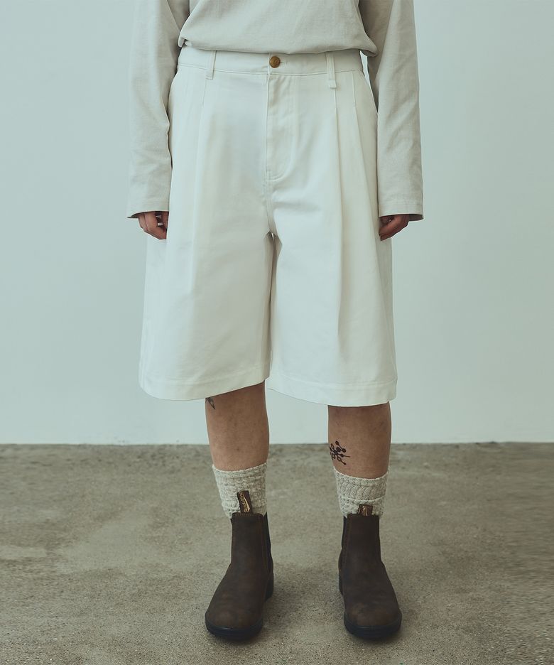 two tuck bermuda shorts(womens) white