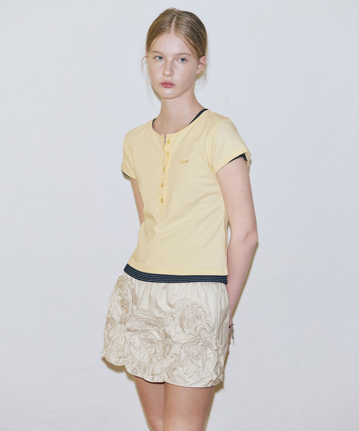 시눈(SINOON) [이시안,미연,모모,조이 착용] Rose Frill Mini Skirt (Cream Yellow)