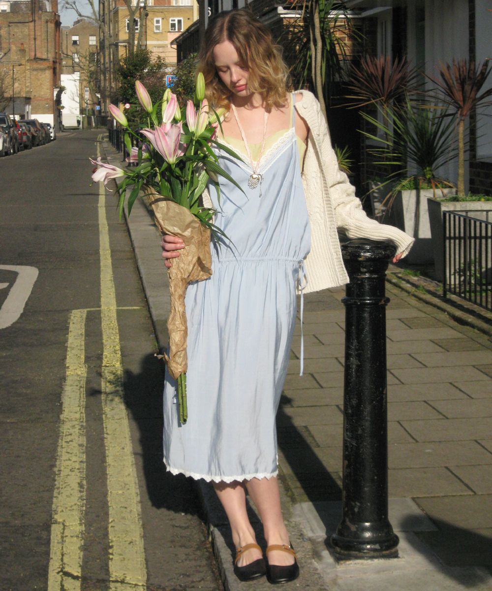 MUSINSA公式 | SINOON V-Neck Layered Lace Silky Dress (Blue)