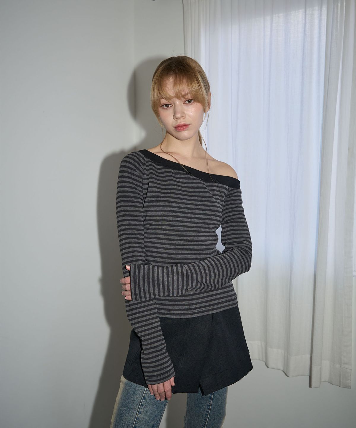 오오엠엘(5OML) 원 사이드 오프숄더  스트라이프 롱슬리브 차콜
