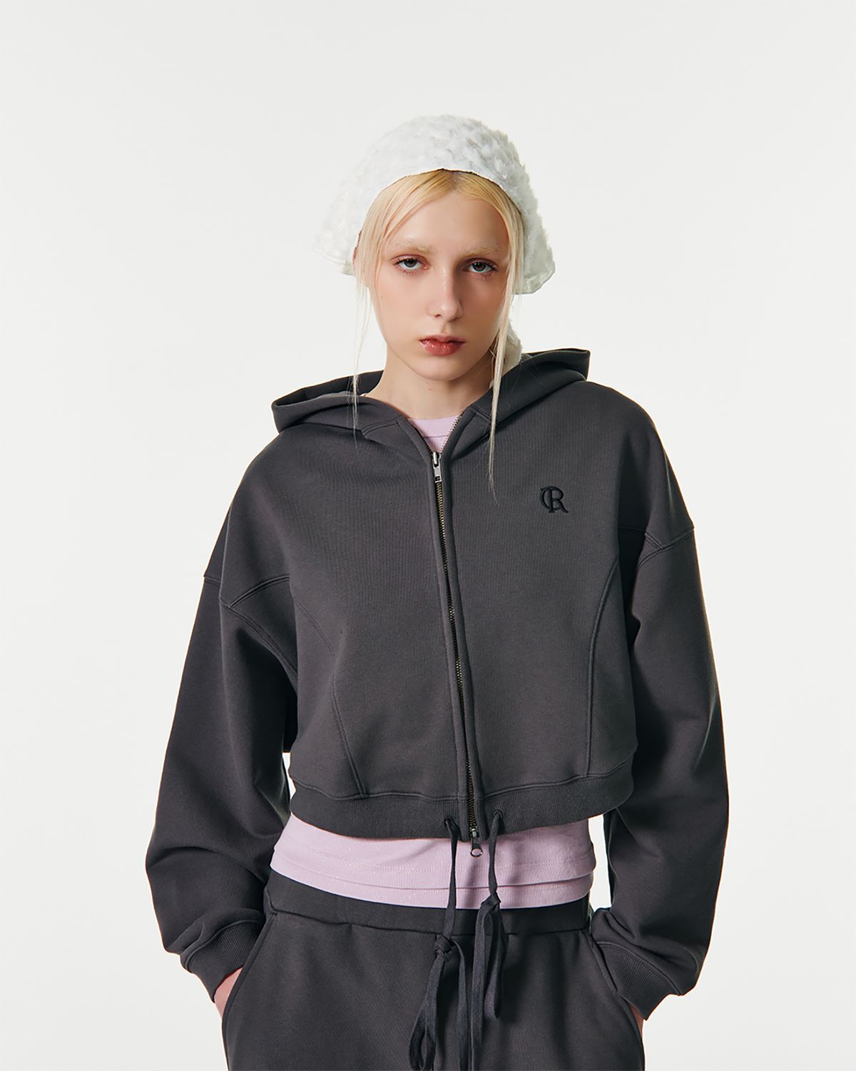 커렌트(CURRENT) CR LOGO CROP HOOD ZIP UP [CHARCOAL]