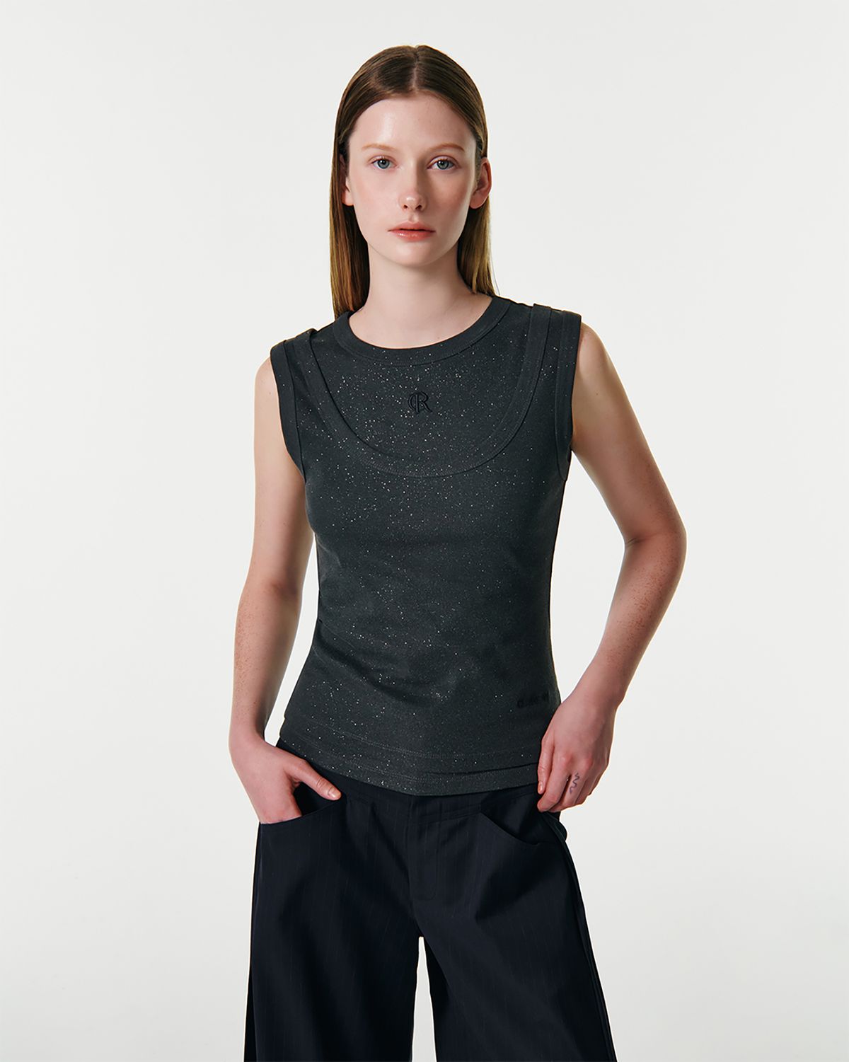 커렌트(CURRENT) GLITTER ROUND NECK SLEEVELESS TOP [CHARCOAL]