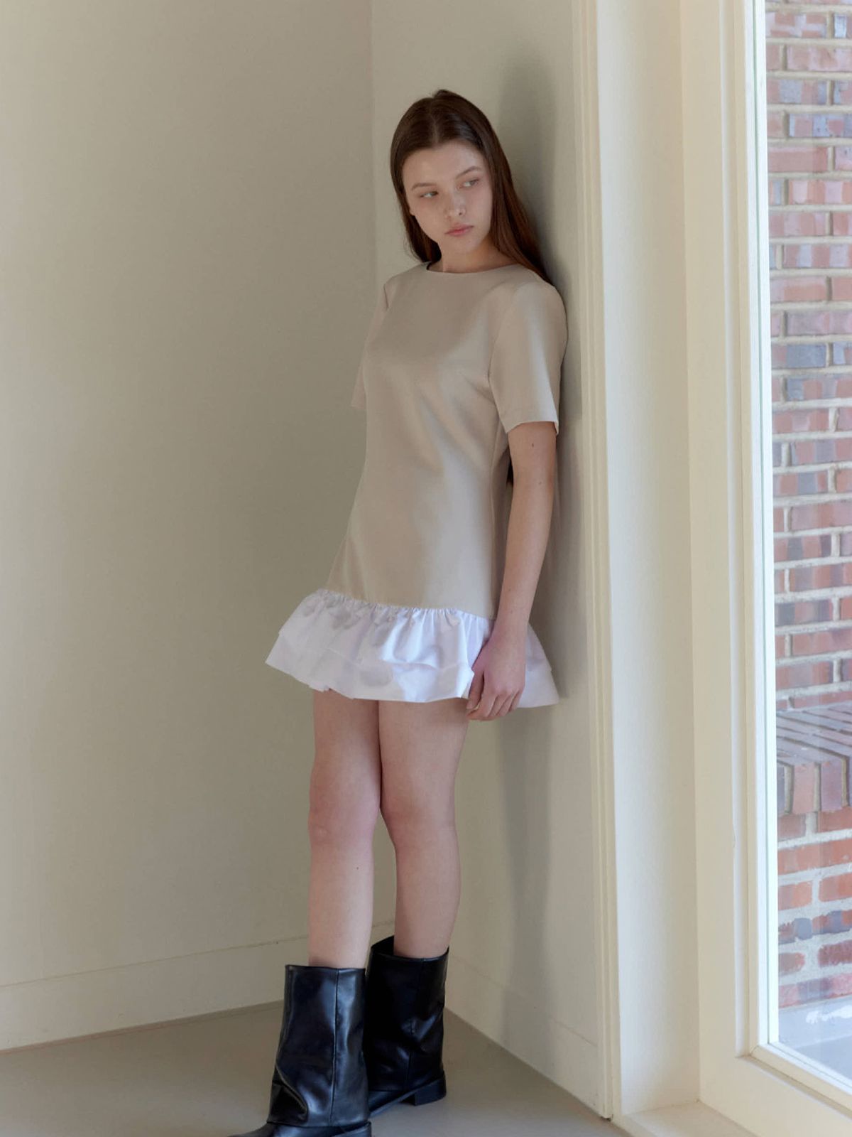 모이페어(MOIFAIRE) BOAT NECK FRILL DRESS / BEIGE
