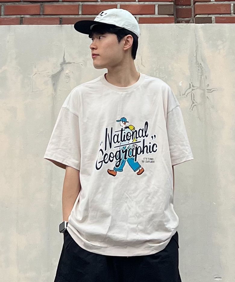 N252UTS904 트레져 컨셉 워커 그래픽 세미오버핏 H/TEE L/BEIGE