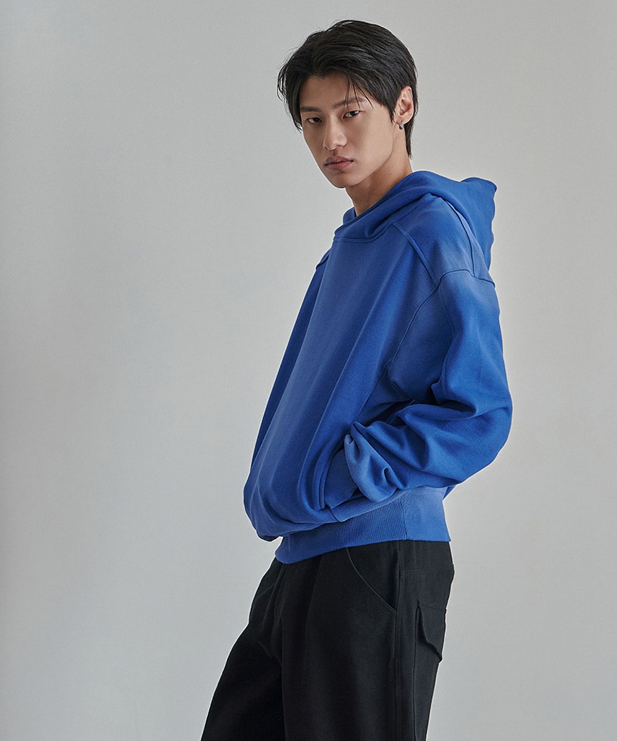 이예(YIYAE) Variation Spray Washed Crop Hoodie Blue
