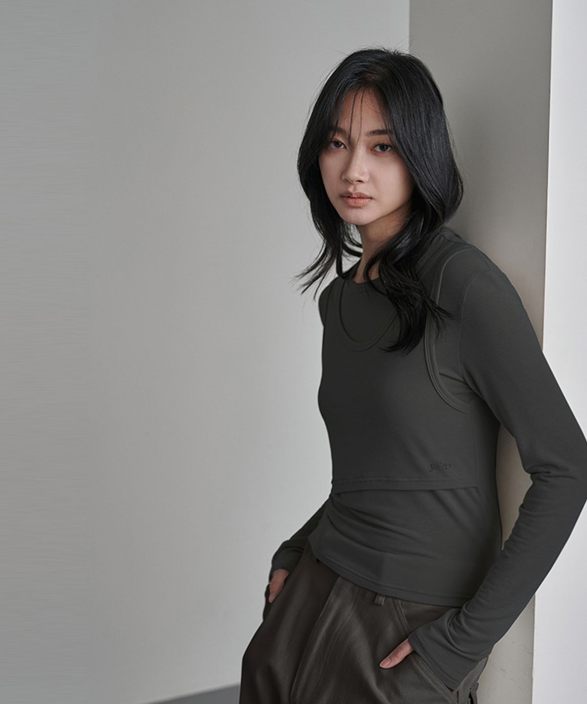 이예(YIYAE) Ensemble Overlay Curve Layered Sleeve Charcoal
