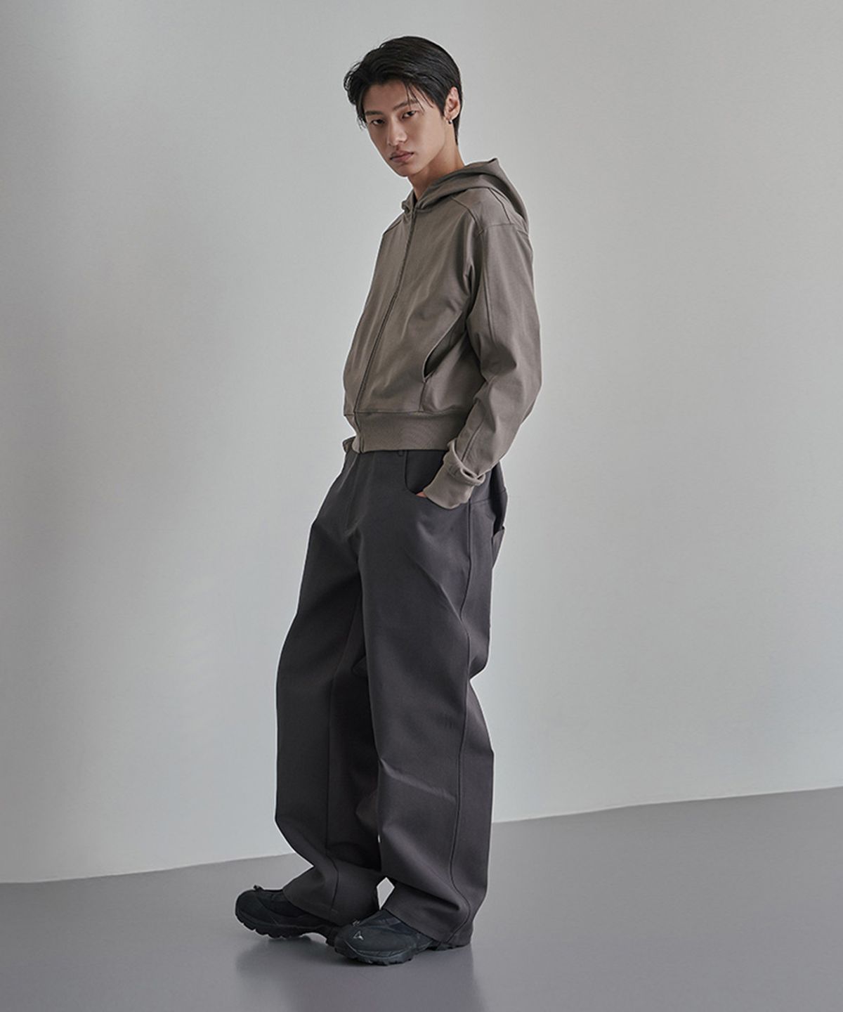 이예(YIYAE) Équilibre Axle Side Strap Trousers Charcoal