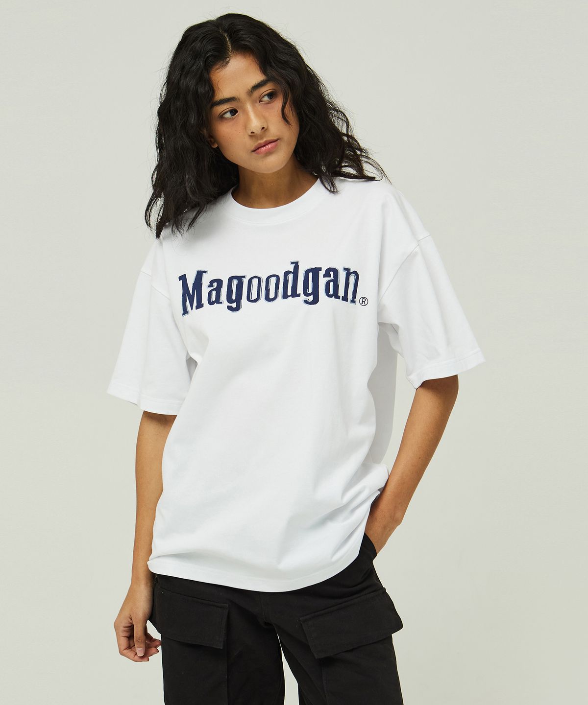 맥우드건(MAGOODGAN) 스웩버 3580 자수 오버핏 오프화이트 반팔티